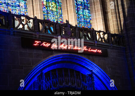 Neon Schild "Ich glaubte, du und ich wissen, dass Du mich geliebt' innen Kathedrale von Liverpool, Liverpool, UK Stockfoto