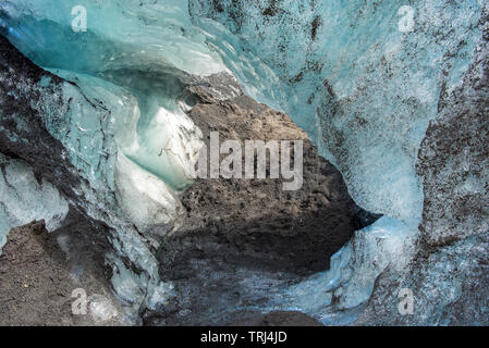 Der Eingang befindet sich in einer Eishöhle auf einem Gletscher in Island Stockfoto