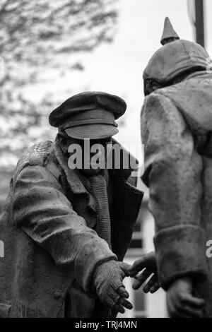 Weihnachten Waffenstillstand Statue 'All Together Now' von Andrew Edwards, zum Gedenken an den Ersten Weltkrieg Weihnachten Waffenstillstand und Fußballspiel, bei St Luke's Church, Liverpool Stockfoto