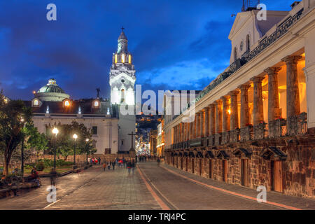 Nachtaufnahme der Plaza Grande (Plaza de la Independencia) in Quito, Ecuador, Quito Kathedrale und Carondelet Palastes (Palacio de Carondelet), die Stockfoto