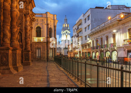 Nacht Szene entlang Garcia Moreno Straße in Quito, Ecuador, Quito Kathedrale und Teil der Kirche der Jesuiten. Stockfoto