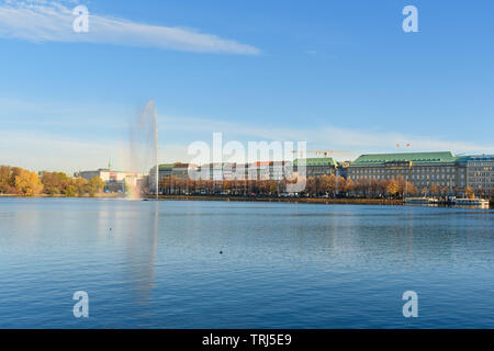 Hamburg, Deutschland - 07 November 2018: Blick auf die Binnenalster oder Binnenalster mit Alster Brunnen Stockfoto