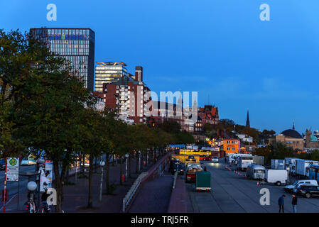 Hamburg, Deutschland - 07 November 2018: Blick auf St. Pauli Landungsbrücken in der Nacht in Hamburg Stockfoto