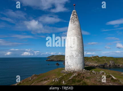 Baltimore, Cork, Irland. 05 Juni, 2019. Ein sonnigen Morgen über das Signal Tower mit Blick auf Sherkin Island und dem Eingang zum Baltimore Ha Stockfoto