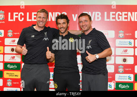 Pressekonferenz vor dem FC Liverpool Legenden Spiel gegen Borussia Dortmund Legenden an der Hong Kong Stadium, Vladimir Smicer (R) und Stephane Stockfoto