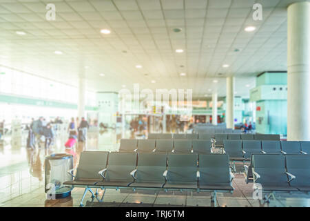 Reihe von leeren grauen Stühlen mit einem Katzenklo im Wartezimmer eines Flughafens Stockfoto