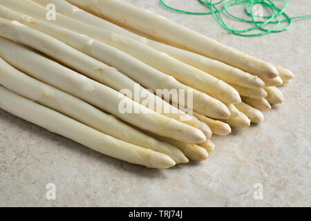 Haufen von Ungeschälten weißen Spargel ganz nah Stockfoto