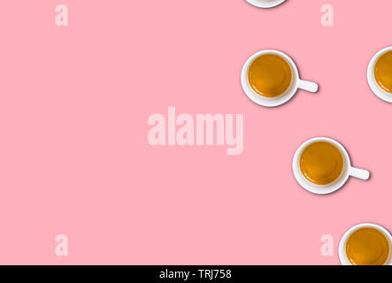 Minimalistische Muster mit einem Blick von oben auf eine Gruppe von Kaffeetassen auf einem hellen Rosa pastell Tabelle. Flach Fotografie Stockfoto