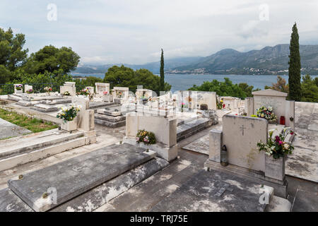 03. Mai 2019, Cavtat, Kroatien. Friedhof mit einer wunderschönen Aussicht Stockfoto