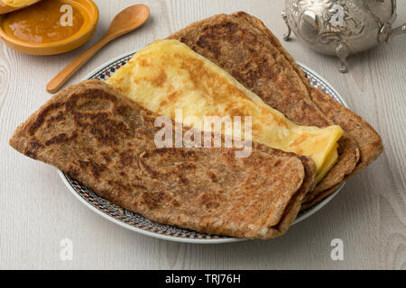 Frisch gebackene traditionelle Marokkanische msmen, weißen und braunen Pfannkuchen Stockfoto