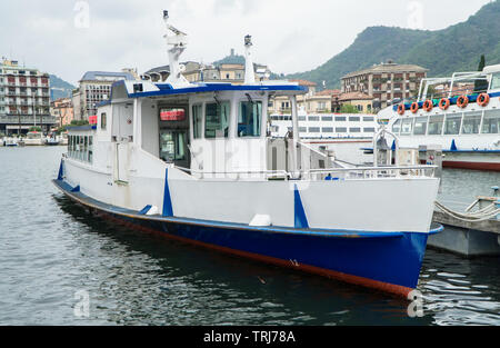 Exkursion Boot vertäut an der Pier am Comer See, Italien. Stockfoto