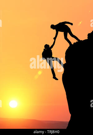 Jeder Teamarbeit paar Wandern helfen sie anderen vertrauen Hilfe Silhouette in Berge, Sonnenuntergang. Teamarbeit von zwei Männern, die Wanderer, die sich gegenseitig helfen auf mounta Stockfoto