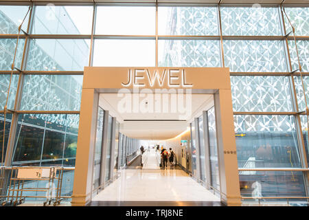 Eingang zu den neuesten Jewel Changi Flughafen vom Flughafen Changi T3, Singapur Stockfoto