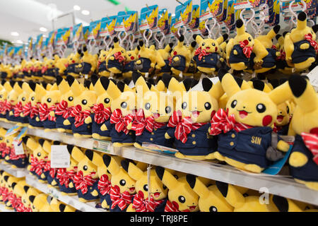 Pikachu Plüschtiere Kleid in Cabin Crew Kleidung an Juwel Changi Airport, Singapur Stockfoto