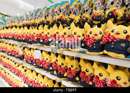 Pikachu Plüschtiere Kleid in Cabin Crew Kleidung schön Anzeige im Pokemon Center am Juwel Changi Airport, Singapur Stockfoto