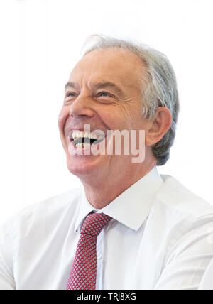 Der ehemalige britische Premierminister Tony Blair reagiert während einer Konferenz im Regent Universität in London am 6. Juni 2019. Stockfoto