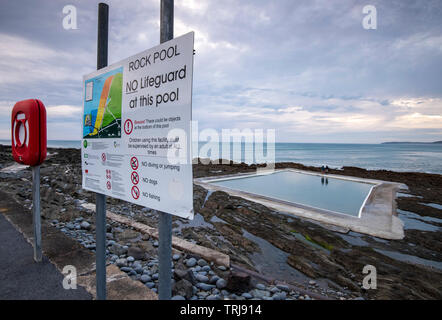 Dämmerung am Rock Pool an der Küste von Westward Ho! In Devon, England Großbritannien Stockfoto