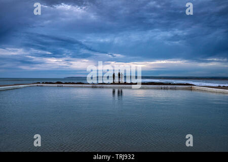 Dämmerung am Rock Pool an der Küste von Westward Ho! In Devon, England Großbritannien Stockfoto