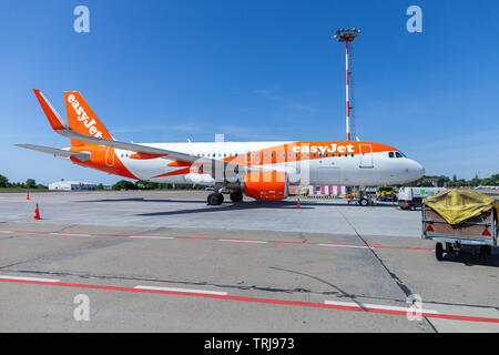 BERLIN SCHÖNEFELD/Deutschland - Mai 30, 2019: Airbus A320-200 aus der easyjet Airline steht am Flugplatz auf dem Berliner Flughafen Schönefeld liegt. Stockfoto