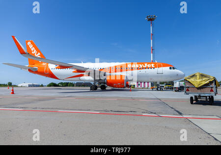 BERLIN SCHÖNEFELD/Deutschland - Mai 30, 2019: Airbus A320-200 aus der easyjet Airline steht am Flugplatz auf dem Berliner Flughafen Schönefeld liegt. Stockfoto