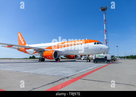 BERLIN SCHÖNEFELD/Deutschland - Mai 30, 2019: Airbus A320-200 aus der easyjet Airline steht am Flugplatz auf dem Berliner Flughafen Schönefeld liegt. Stockfoto