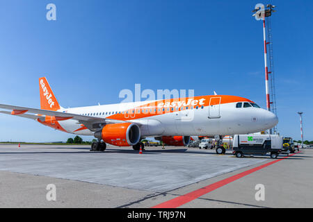 BERLIN SCHÖNEFELD/Deutschland - Mai 30, 2019: Airbus A320-200 aus der easyjet Airline steht am Flugplatz auf dem Berliner Flughafen Schönefeld liegt. Stockfoto