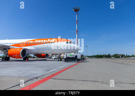 BERLIN SCHÖNEFELD/Deutschland - Mai 30, 2019: Airbus A320-200 aus der easyjet Airline steht am Flugplatz auf dem Berliner Flughafen Schönefeld liegt. Stockfoto