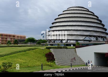 Ruanda, Kigali, Convention Center/Ruanda, Kigali, Convention Center, Kongresszentrum links Radisson Blu Hotel Stockfoto