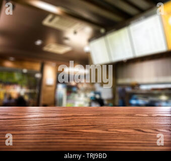 Holz Tisch auf unscharfen Kaffee Cafe vintage Dekorieren Stockfoto
