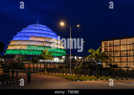 Ruanda, Kigali, beleuchtete Convention Center/Ruanda, Kigali, Convention Center, Kongresszentrum mit abendliche Beleuchtung in den Farben der Nationalflagge, dsub Radisson Blu Hotel Stockfoto