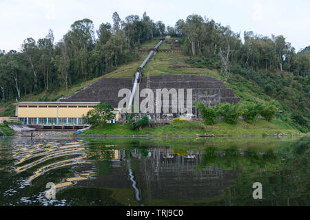 Ruanda, Musanze, Ruhengeri, See, Ruhondo Ntaruka Elektrostation, hydro-power station, das Wasser läuft nach unten aus dem Oberen See Burera durch ein Rohr an der Turbine in der Energiezentrale Stockfoto