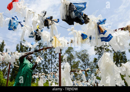 Ruanda, Kigali, Kunststoff Recycling bei Firma ecoplastics, Arbeiter sauber und trocken Folien vor der Verarbeitung zu Granulat, das für neue Produkte aus Kunststoff Kunststoff verwendet wird - Verbot Stockfoto