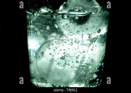 Eiswürfel in Kristall Glas Sodawasser elegante Nahaufnahme Stockfoto