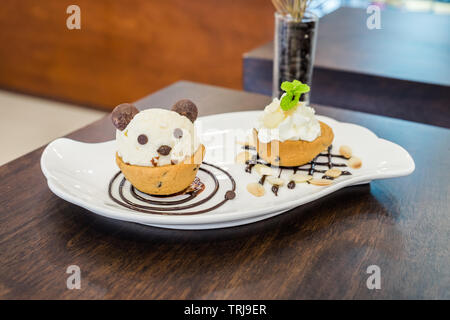Nutella cookie Schale Eis Panda auf Schokolade Dekor Teller Stockfoto