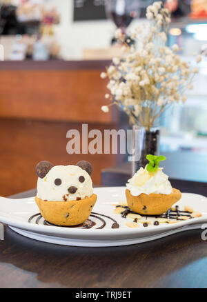 Nutella cookie Schale Eis Panda auf Schokolade Dekor Teller Stockfoto