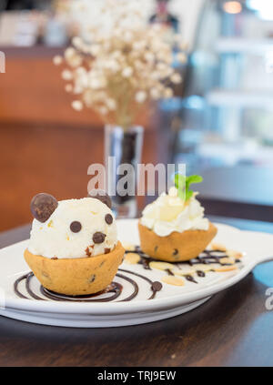 Nutella cookie Schale Eis Panda auf Schokolade Dekor Teller Stockfoto