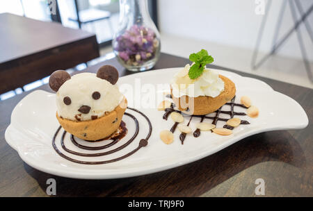 Nutella cookie Schale Eis Panda auf Schokolade Dekor Teller Stockfoto