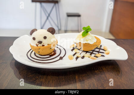 Nutella cookie Schale Eis Panda auf Schokolade Dekor Teller Stockfoto
