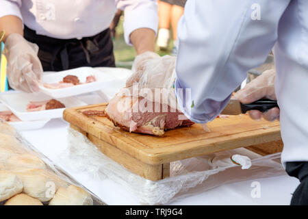 Koch geschnittenes Schweinefleisch auf Holz Schneidebrett Stockfoto