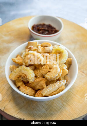 Schwein Snack, Schwarte in der Schüssel mit Thai Chili Sauce auf Holz block Stockfoto