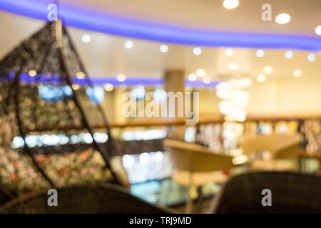 Verschwommen in Kaffee Cafe warme Lampe schön dekorieren Defokussierten Stockfoto