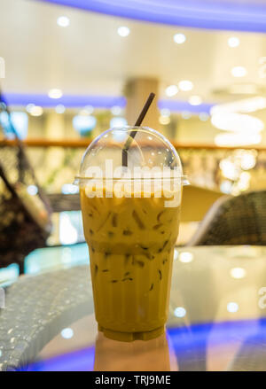 Eiskaffee Espresso in Glas Kunststoff auf farbigen Hintergrund Stockfoto