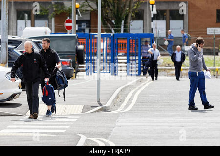 Bridgend, Großbritannien. 06 Juni, 2019. Arbeiter verlassen die Ford Motorenwerk in Bridgend Credit: ATHENA PICTURE AGENCY LTD/Alamy leben Nachrichten Stockfoto