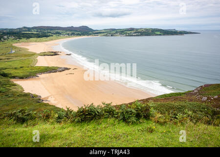 Auf Ballymastocker Strand von Croaghaun, Donegal, Irland. Die erhöhte Ansicht bietet einen außergewöhnlichen Blick über den wunderschönen Strand Stockfoto