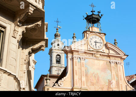 MONDOVI, Italien - 15. AUGUST 2016: St. Peter und Paul Kirche und Glockenturm mit Automat an einem sonnigen Sommertag, blauer Himmel in Mondovi, Italien. Stockfoto