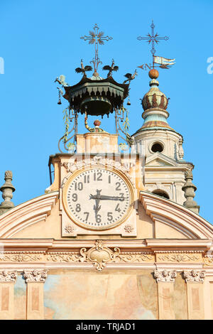 MONDOVI, Italien - 15. AUGUST 2016: St. Peter und Paul Kirche und Glockenturm mit Automat an einem sonnigen Sommertag, blauer Himmel in Mondovi, Italien. Stockfoto