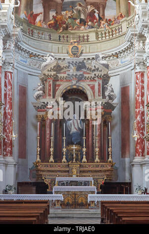 MONDOVI, Italien, 18. AUGUST 2016: San Francesco Saverio Kirche auch als Mission Innenraum der Kirche Altar mit Fresken in Mondovi, Italien bekannt Stockfoto