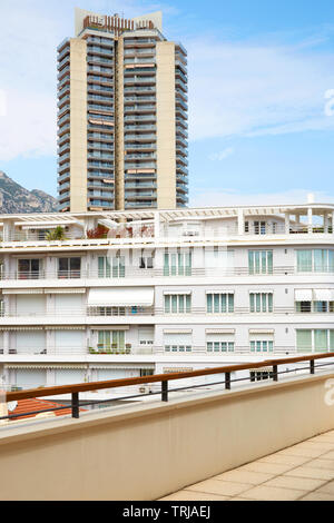 MONTE CARLO, MONACO - 20. AUGUST 2016: Monte Carlo Terrasse mit weißen Gebäude und Wolkenkratzer Blick in ein Sommertag in Monaco Stockfoto