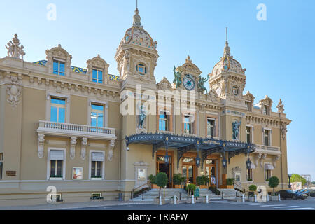 MONTE CARLO, MONACO - 21. AUGUST 2016: Casino Fassade an einem sonnigen Sommertag in Monte Carlo, Monaco. Stockfoto