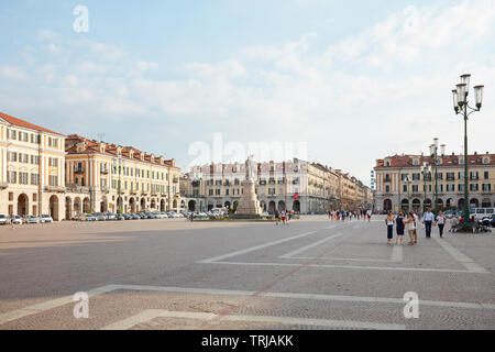 CUNEO, Italien - 13 AUGUST 2015: Galimberti mit Menschen an einem sonnigen Sommertag, blauer Himmel in Cuneo, Italien. Stockfoto